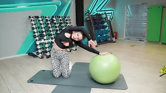 STRETCHING BACK AND BUTTOCKS ON THE FITBALL #4