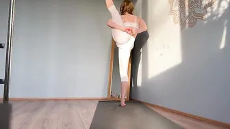 Express Full-Body Stretch with Elli in 2 Minutes #2