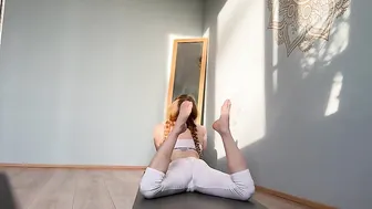 Express Stretching Session for Busy Days with Elli #8