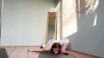 Quick Yoga Stretches for Legs with Elli in Just 2 Minutes #10