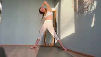 Daily Stretching Routine for Flexibility in 2 Minutes with Elli