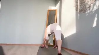 Daily Stretching Routine for Flexibility in 2 Minutes with Elli #2