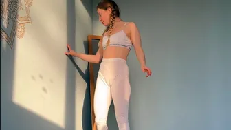 Join Ellie for a Quick and Refreshing Full-Body Stretch