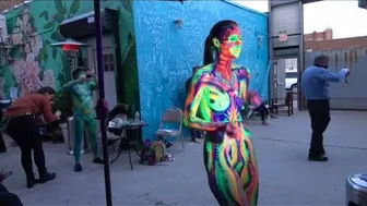 BODY PAINTING : DANCING IN THE BLACK LIGHT