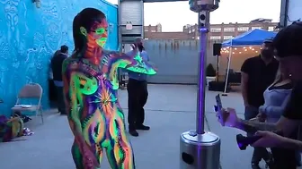 BODY PAINTING : DANCING IN THE BLACK LIGHT #3