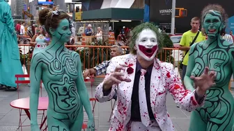 BODY PAINTING : THE JOKER GETS WILD