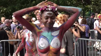 NAKED BODY PAINTING : STARING EYES