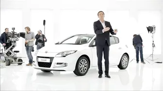 Pub renault megane french touch 2013 complete les allemands les anglais les belges et les italiens #4