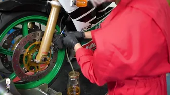 CBR400RR brake fluid changing. I also let you into a secret. #7