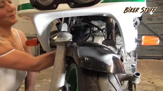 Changing the spark plugs on a Honda CBR400RR #10