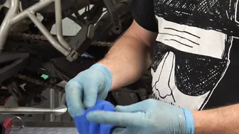 Tiger 800 Maintenance: Cleaning, lubricating and tightening your chain. #4