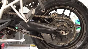 Tiger 800 Maintenance: Cleaning, lubricating and tightening your chain. #6