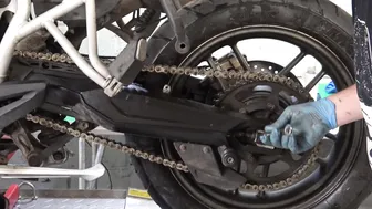 Tiger 800 Maintenance: Cleaning, lubricating and tightening your chain. #7