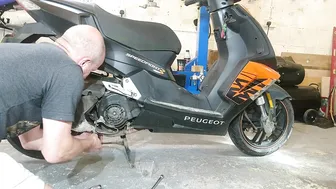 Fitting a new exhaust to a Peugeot Speedfight 3 #3