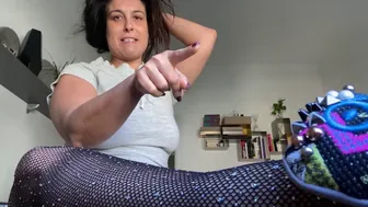 Sara prova i collant a rete Lamdgbway Fishnet con Strass Crystal Net