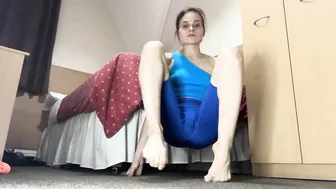 Yoga Art and Stretching — 1 Min For Middle Splits Flow #2