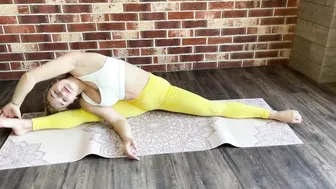 Get the Middle Splits. Contortion and Gymnastics. Yoga training #8