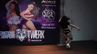 Taiwanese Twerking Woman In Taichung (2020) #2