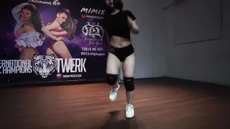 Taiwanese Twerking Woman In Taichung (2020) #5