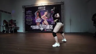 Taiwanese Twerking Woman In Taichung (2020) #7