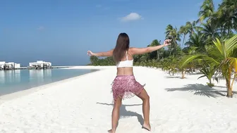 4K Dancing Video | Smack That Akon | Dancing on a Beach #7